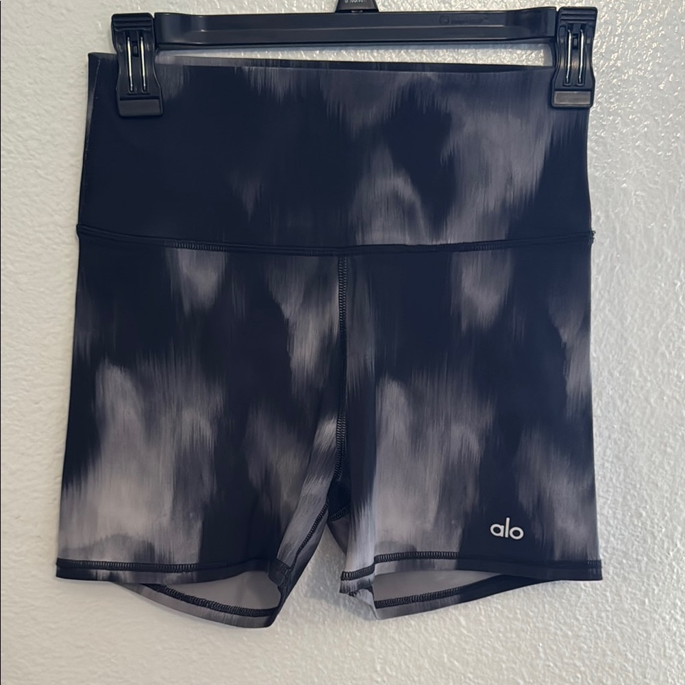 ALO Yoga Women's Black and Gray Shorts